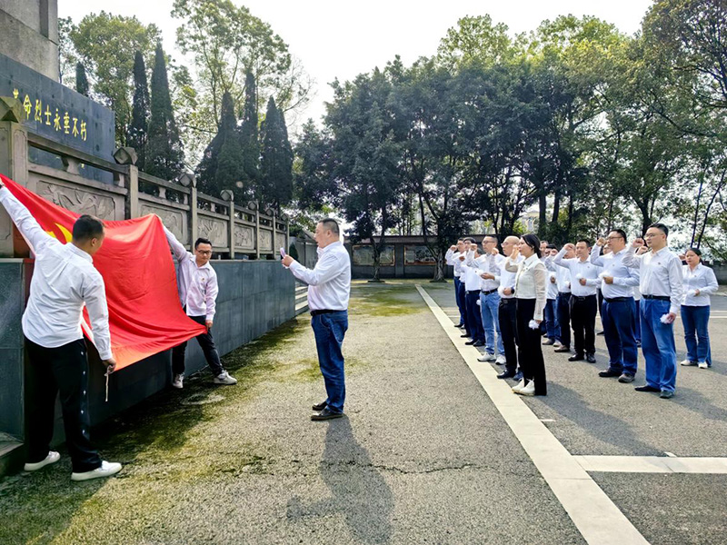 弘旭公司開(kāi)展烈士陵園清明祭掃活動(dòng)(圖2)